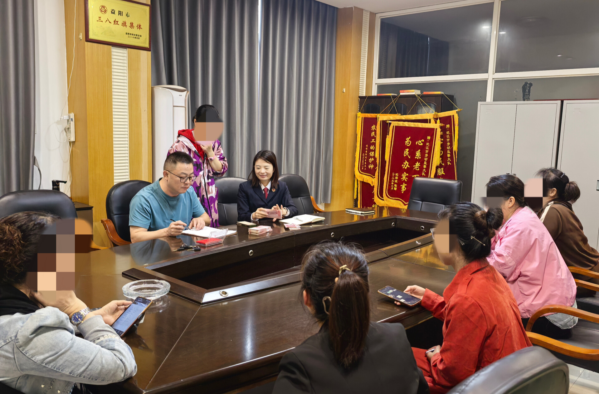 检察监督促执行 沅江7名农民工领到拖欠两年工资