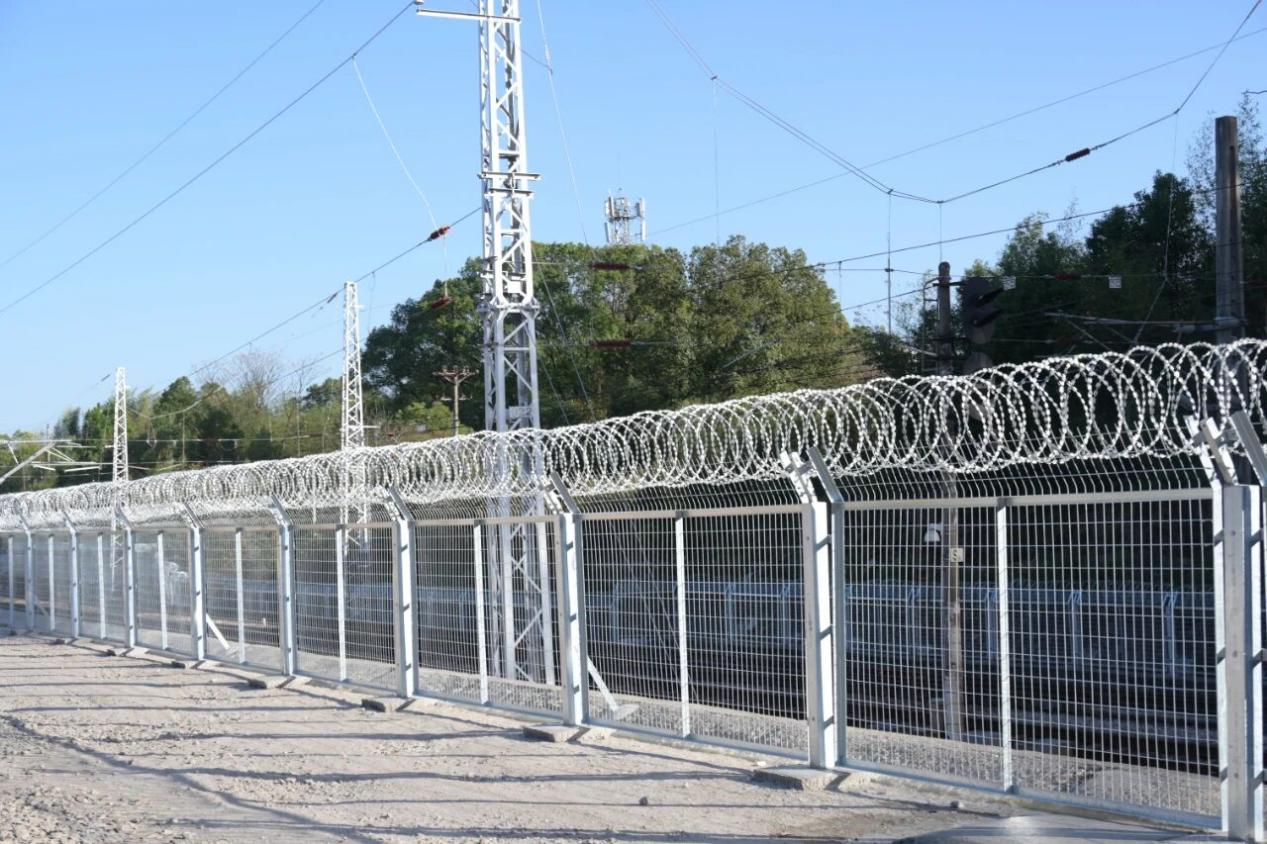 700米“生命护栏”落地  群众点赞“安全屏障”更坚实