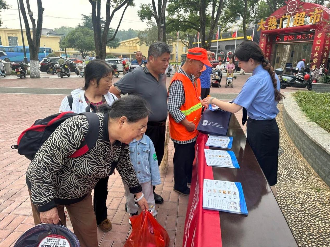 韶山检察：普法小摊进超市，扫黑除恶入民心